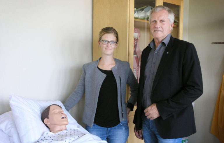 – Vård- och omsorgsprogrammet på Söderslättsgymnasiet har ett mycket modernt metodrum där ”patienterna” kan uppvisa en mängd sjukdomar som analyseras med hjälp av modern teknik, berättar Camilla Kronholm och Bengt Göran Persson.