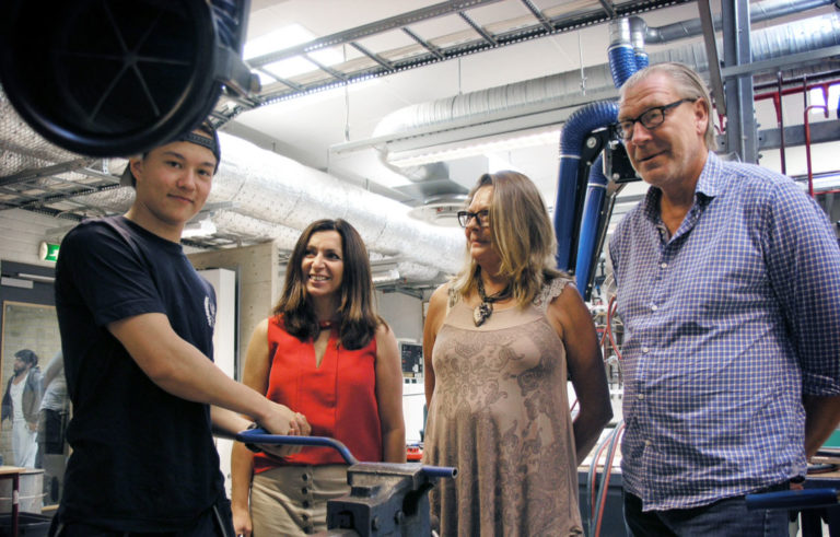 Simon Samuelsson i årskurs två visar rektorn Agneta Nilsson och lärarna Annika Kjellemar och Björn Andersson hur man kallbockar ett rör.