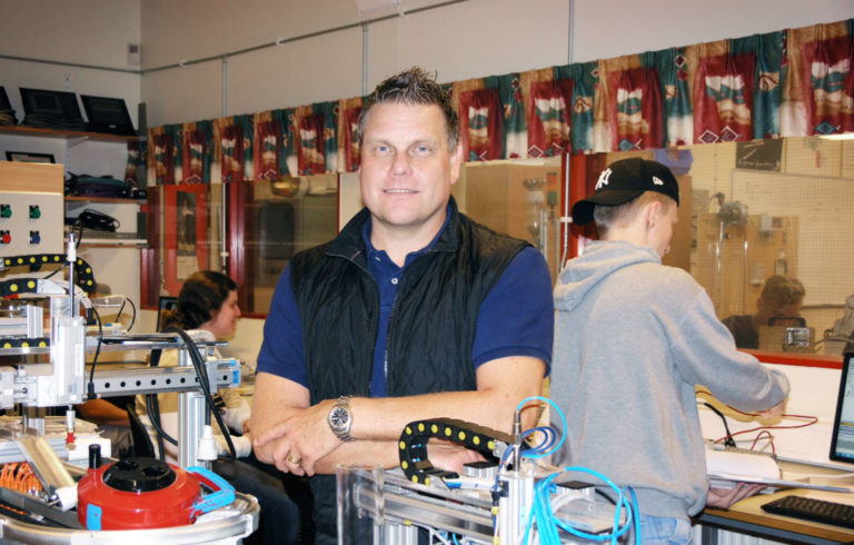 El- och energiprogrammet erbjuder två inriktningar. I årskurs två och tre arbetar eleverna praktiskt med att bland annat att programmera olika processflöden och installationer, berättar rektor Urban Widmark.