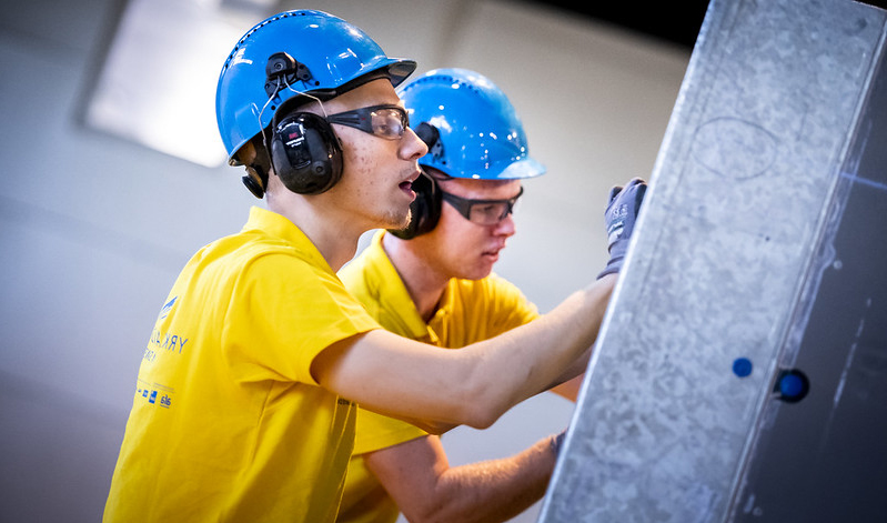 Betongarbetare bygger vägg