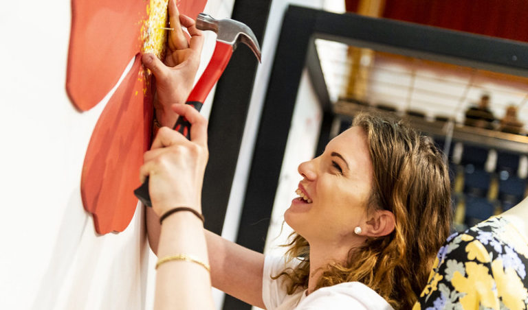 Butikskommunikatör spikar upp en blomma