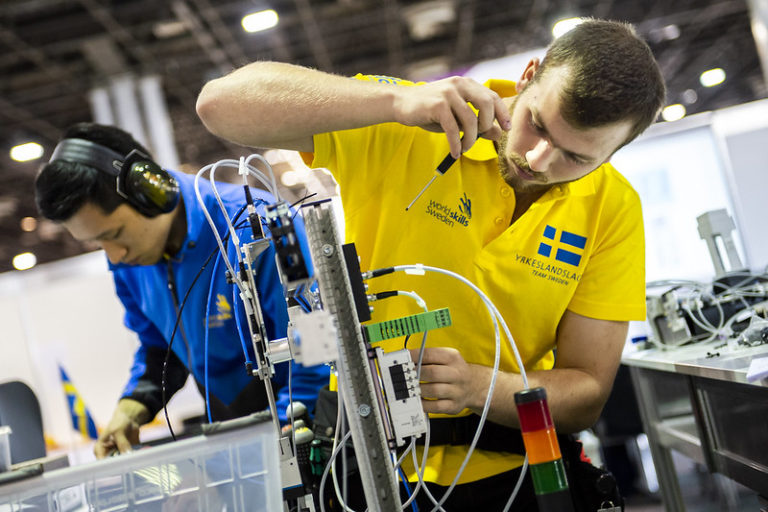 En automationstekniker arbetar