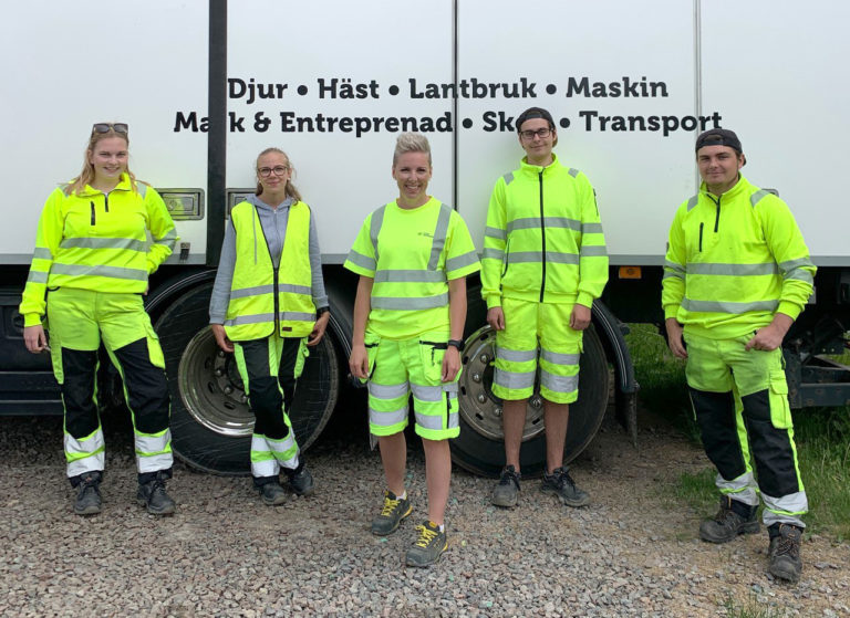 Sandra Pettersson, yrkeslärare på fordon- och transportprogrammet, med några av sina elever.