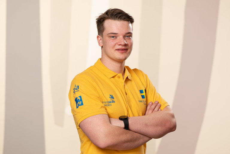 Alex Johansson som tävlar i bilskadeteknik