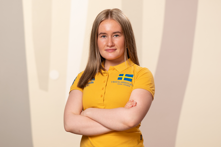 Frida Malm som tävlar i plattsättning