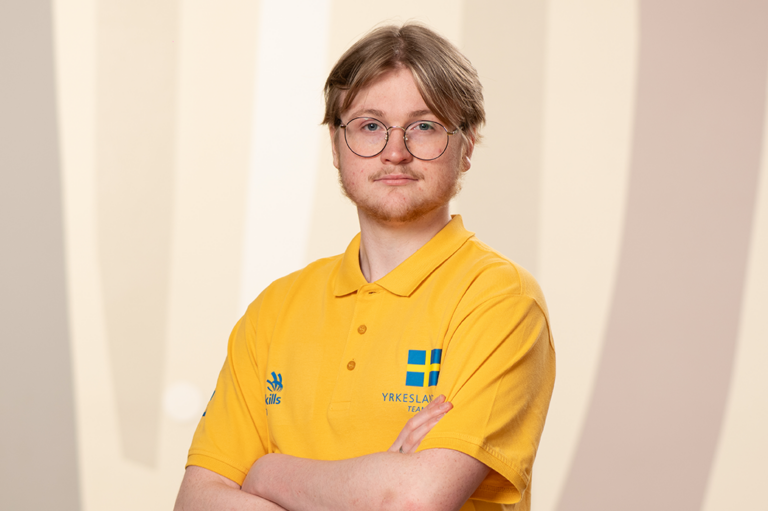 Isac Friberg som tävlar som cnc-operatör, fräs