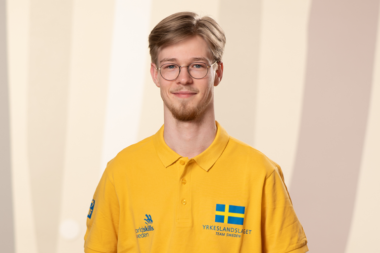 Jonathan Söderlund som tävlar i servering