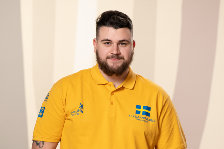 Mikael Tzoanidis som tävlar i trädgårdsanläggning