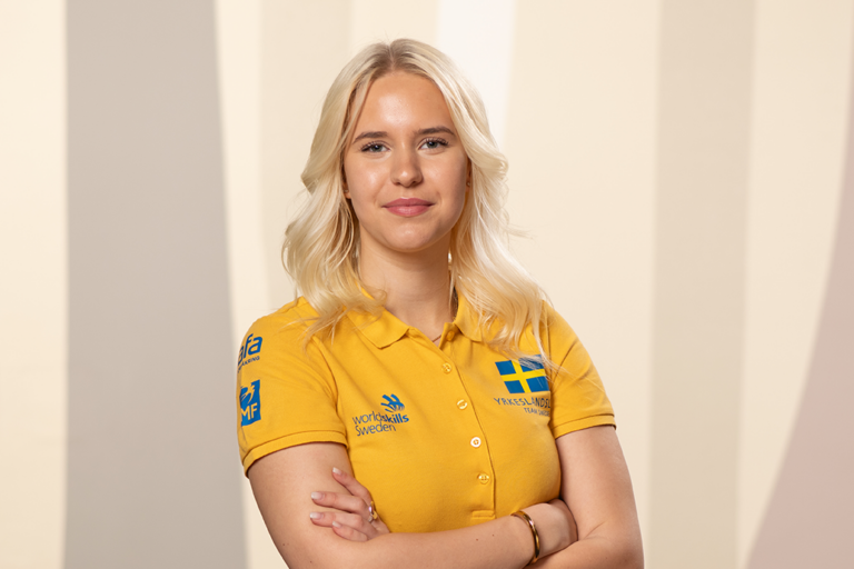 Nelly Alm som tävlade som hotellreceptionist