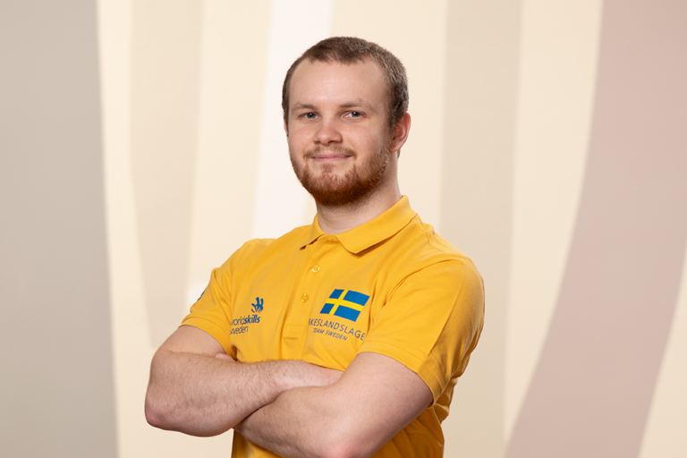 Philip Gunnarsson som tävlar som personbilsmekaniker