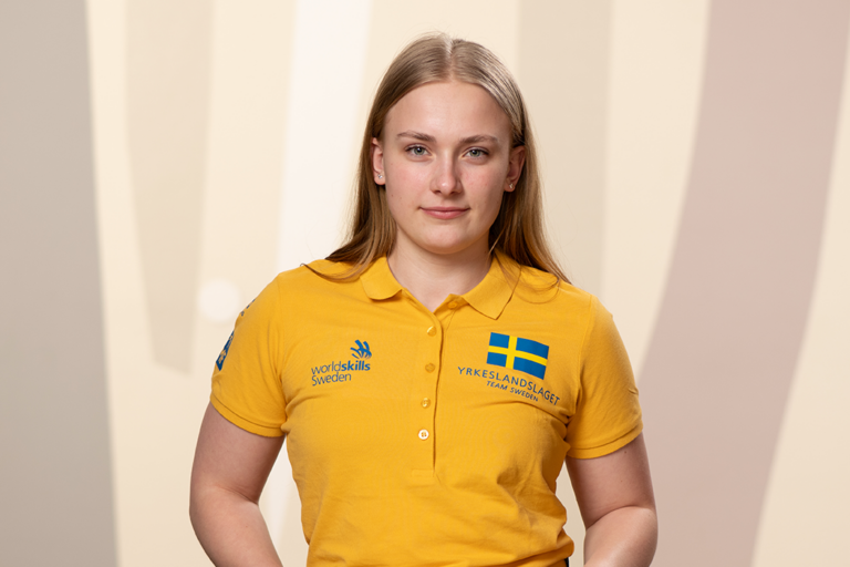 Wilma Engelbrektsson som tävlar i måleri