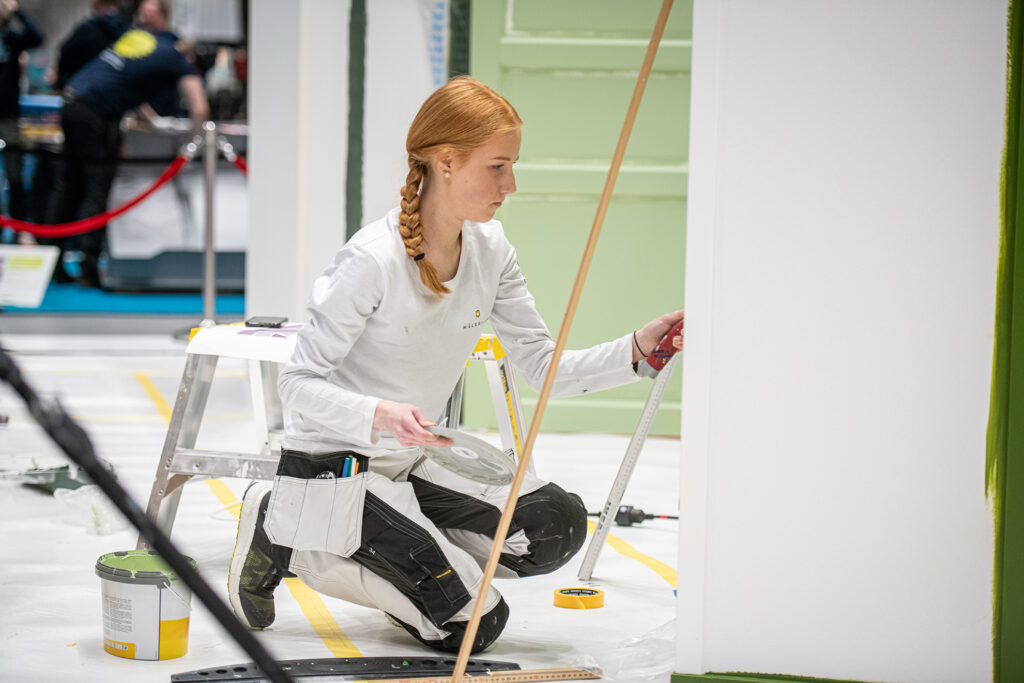 Sandra Mellgren när hon tävlar som målare i Yrkes-SM 2024