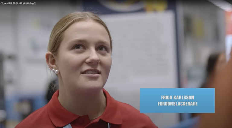 Frida Karlsson som är fordonslackerare när hon intervjuas under Yrkes-SM 2024