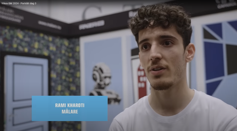 Målare Rami Kharoti tävlar i Yrkes-SM 2024 intervjuas framför sin tävlingsmålning