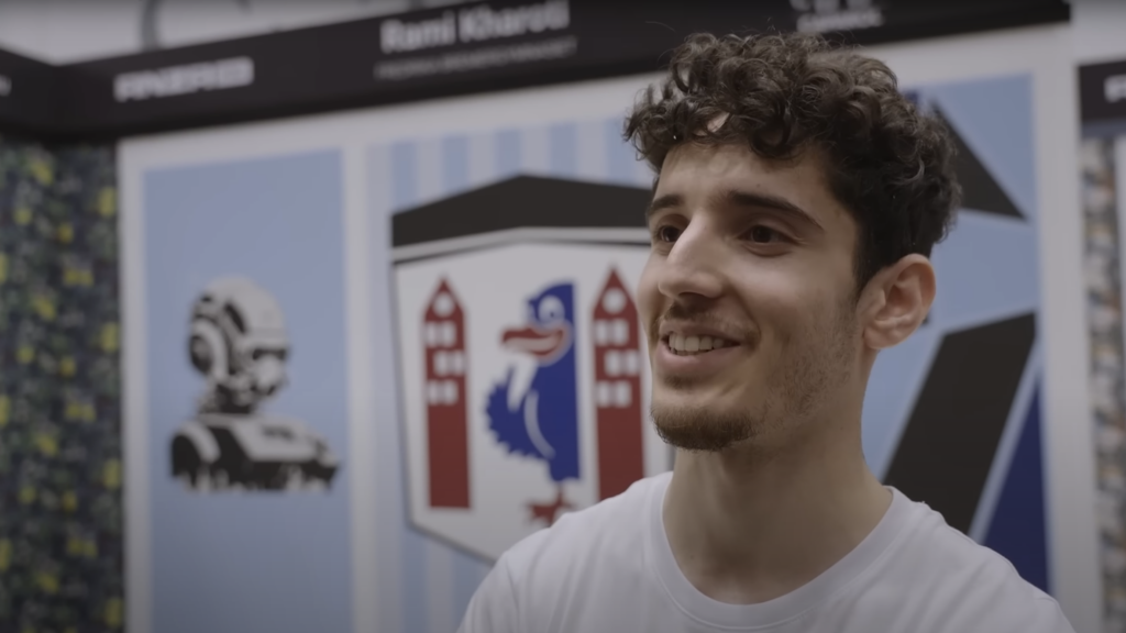 Målare Rami Kharoti tävlar i Yrkes-SM 2024 intervjuas framför sin tävlingsmålning