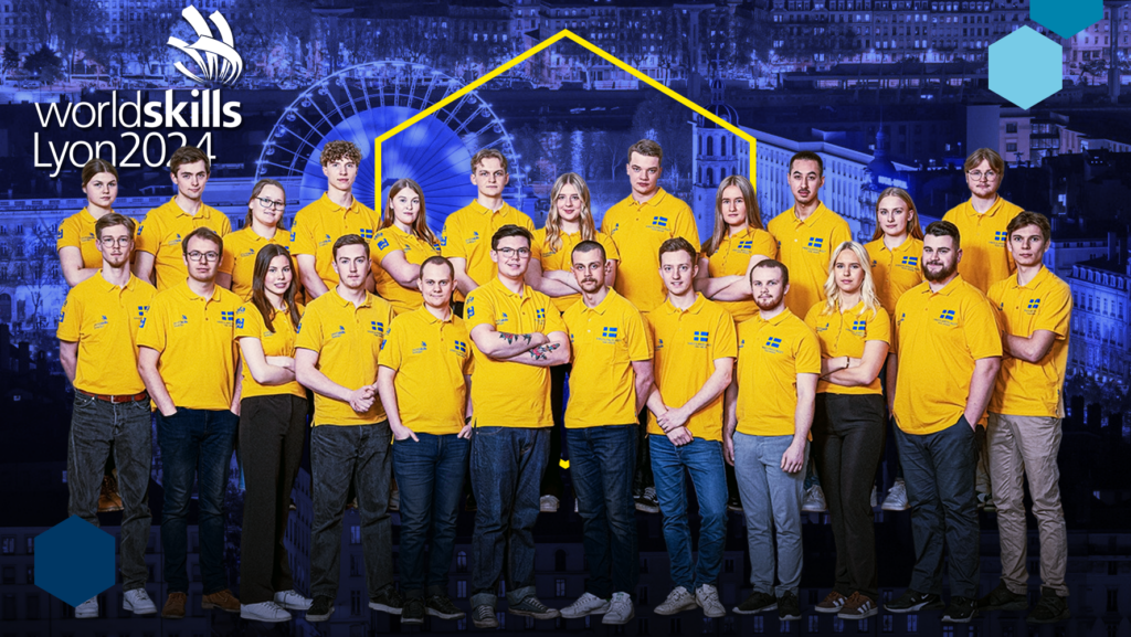 Gruppbild av Yrkeslandslaget 2024 framför arenan i Lyon eftersom det snart är dags för Yrkes-VM 2024