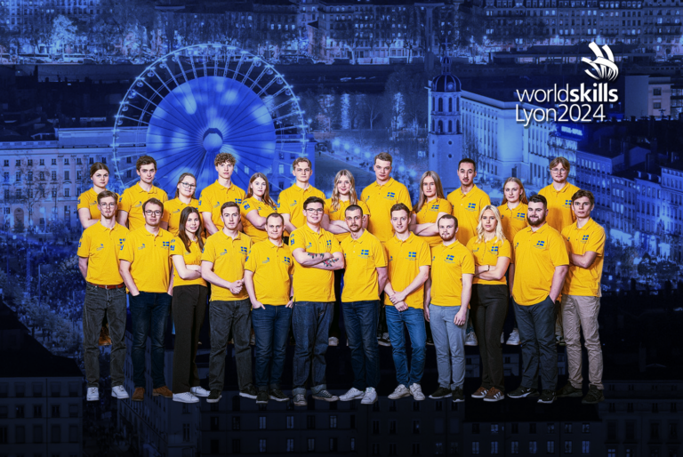 Gruppbild av Yrkeslandslaget 2024 framför arenan i Lyon eftersom det snart är dags för Yrkes-VM 2024