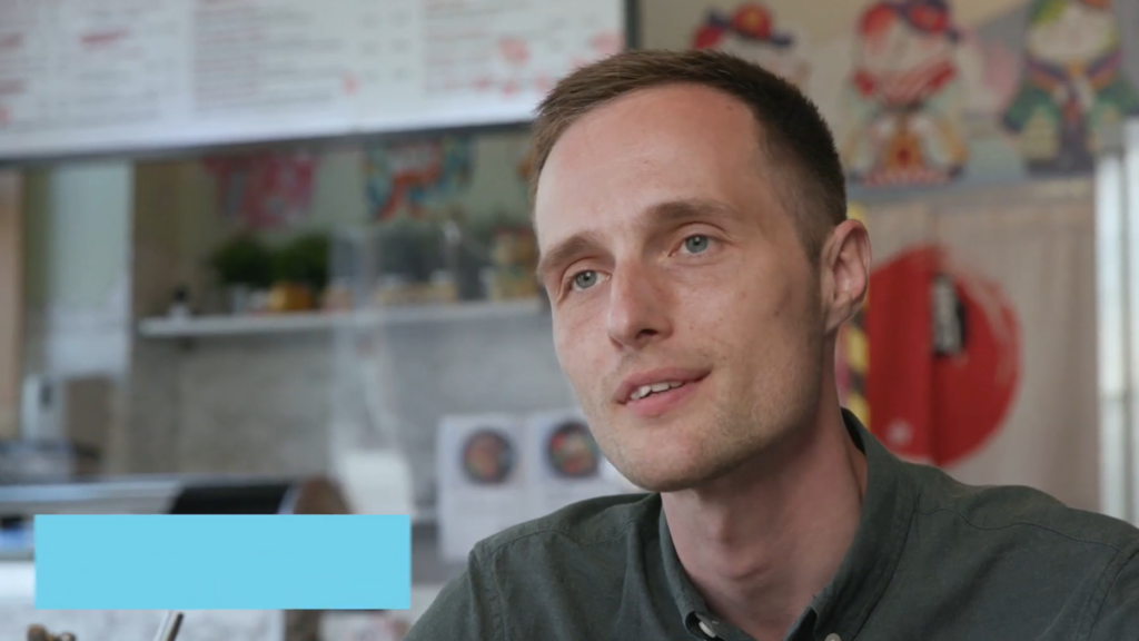 Fridfull man som har yrkesväxlat