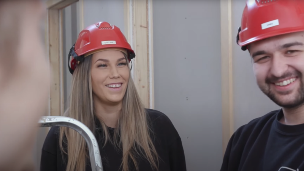 Glada personer som går en yrkesutbildning