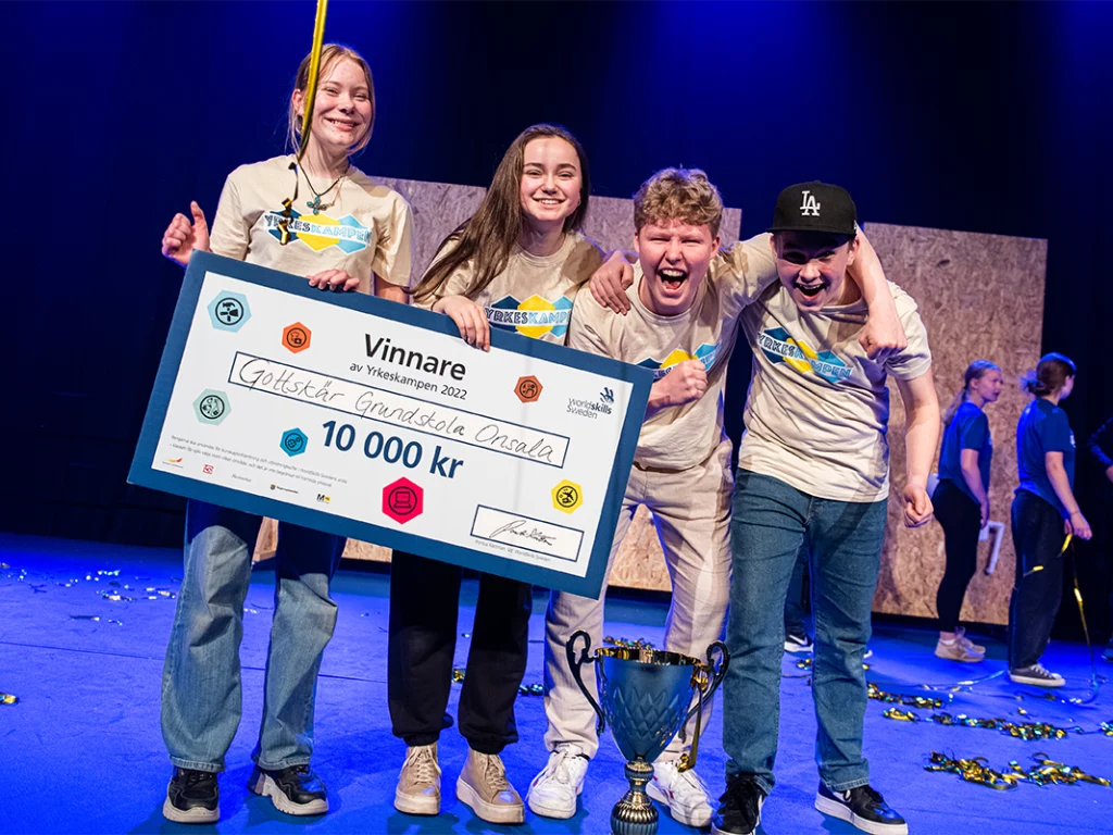 Glada vinnare av Yrkeskampen 2022-2023 firar