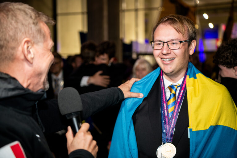 Yrkeslandslagets Fredrik Cederlöw är glad efter sin medaljvinst