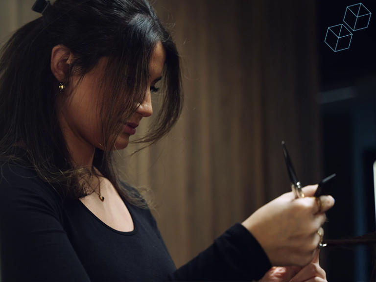 Medaljvinnaren Jasmin Aslan tackar sin yrkeslärare Cecilia