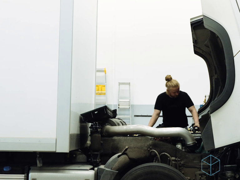 Lastbilsmekaniker och bronsmedaljör Emil Didriksson tackar sin yrkeslärare