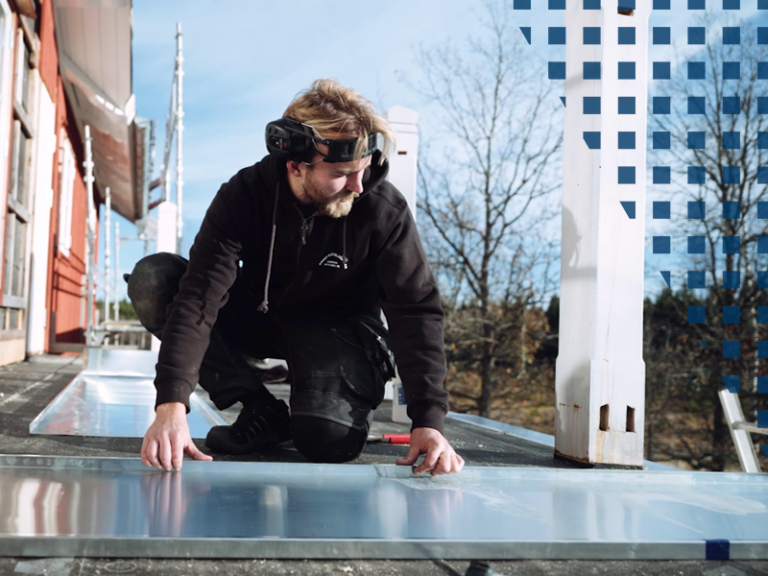 Plåtslagare Olle Svetz tackar sin yrkeslärare