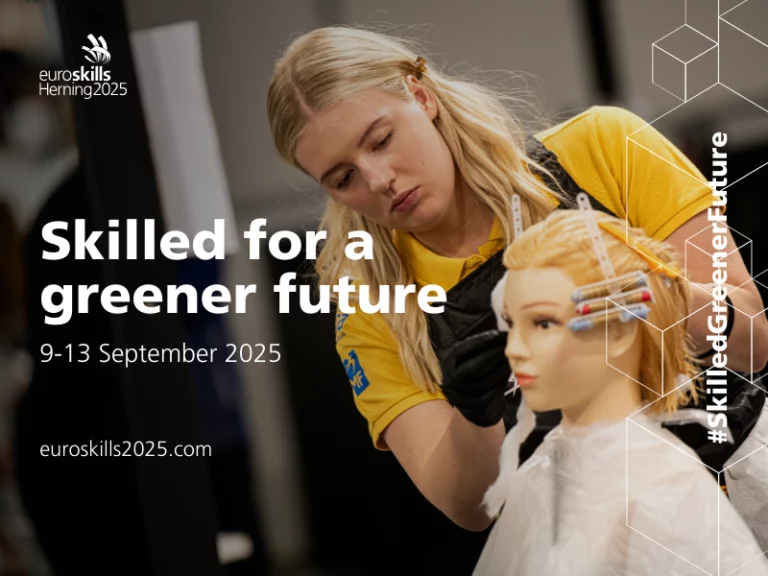 Promotionbild för EuroSkills 2025, bild på Maja Svensson i yrkeslandslagets mundering när hon stylar frisyren på en docka