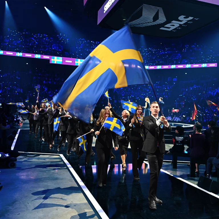 Yrkeslandslaget marscherar in under svensk flagg på invigningen av Yrkes-VM 2024