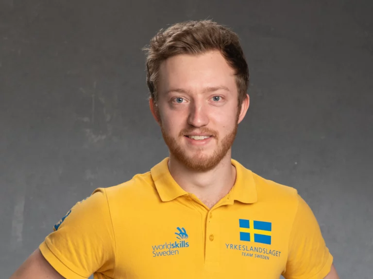 Tävlande Daniel Löwing tävlar i Yrkeslandslaget som möbelsnickare på Yrkes-EM 2025