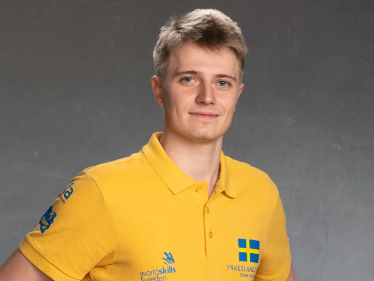 Porträtt av tävlande Elias Nilsson som tävlar i Yrkeslandslaget i automationsteknik på Yrkes-EM 2025