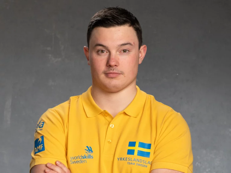 Tävlande Emil Grönroos tävlar i Yrkeslandslaget som trädgårdsanläggare på Yrkes-EM 2025