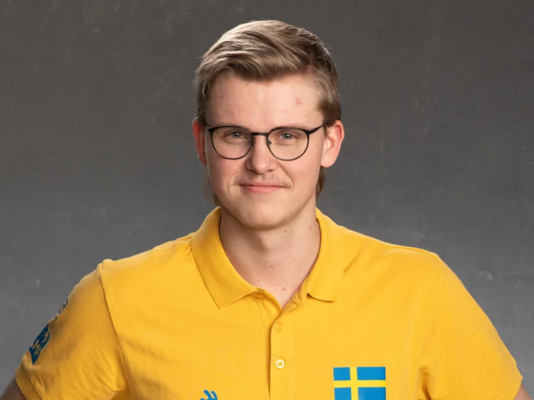 Tävlande Henrik Gustafsson tävlar i Yrkeslandslaget i personbilsteknik på Yrkes-EM 2025