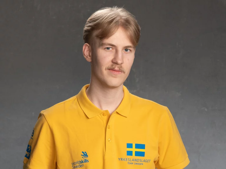 Porträtt av tävlande Hugo Boustedt som tävlar i Yrkeslandslaget i automationsteknik på Yrkes-EM 2025