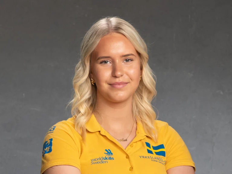 Tävlande Nelly Alm tävlar i Yrkeslandslaget som hotellreceptionist på Yrkes-EM 2025