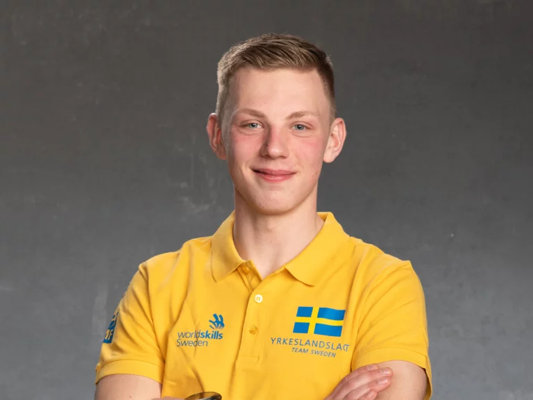 Tävlande Robin Tracey tävlar i Yrkeslandslaget som trädgårdsanläggare på Yrkes-EM 2025