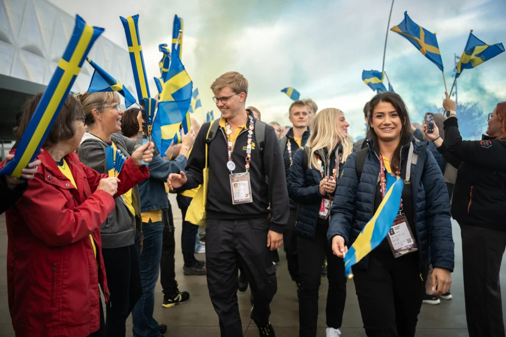 Yrkeslandslaget 2025 gör entré på arenan inför en jublande publik