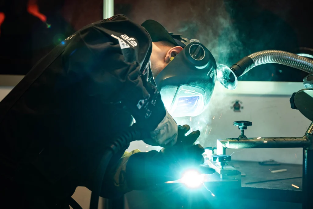 Jakob Liw svetsar under Yrkes-EM 2025