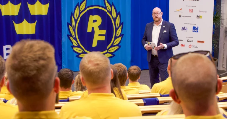 Patrik Svensson när han talar inför Yrkeslandslaget