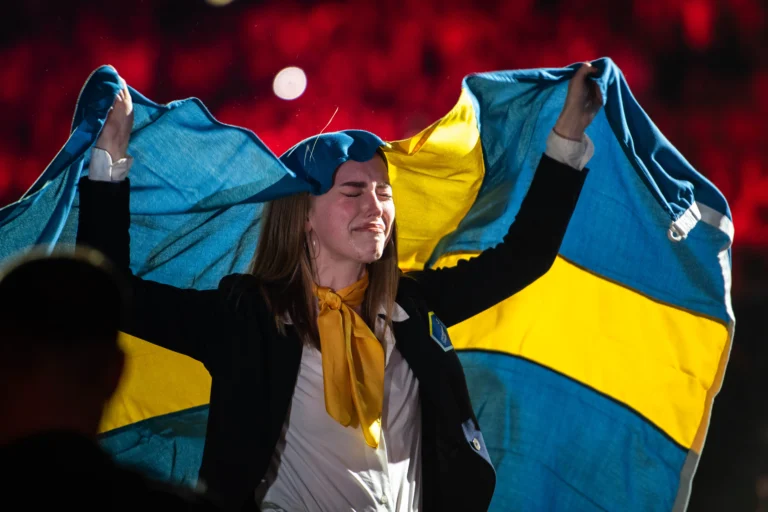 En känslosam Stephanie Johansson håller upp svenska flaggan efter medaljvinsten