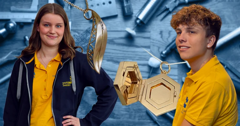 Guldsmederna Rasmus och Alva med sina favoritsmycken firar guldsmedens dag